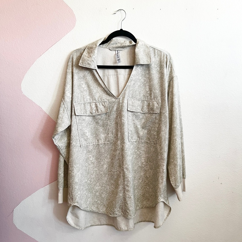 Athleta Zuma‎ Tunic Top Women's XL Green Reptile Snake Print Pockets Outdoors
